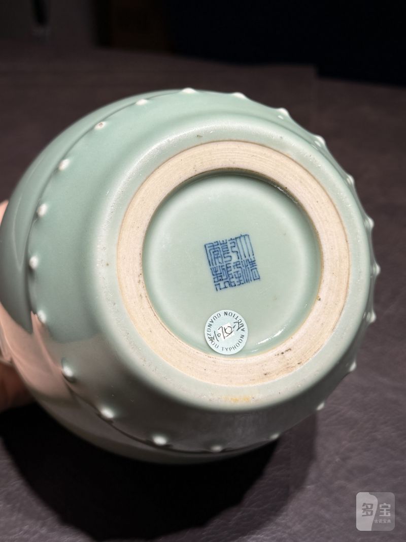 清乾隆 豆青釉鼓钉罐 - 图9